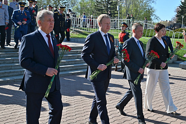 В День Победы Александр Романенко возложил цветы к Мемориалу Славы в Барнауле